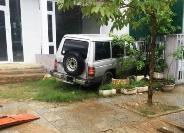 Chiếc ô tô gây tai nạn bất ngờ khi leo thẳng lên lề và đâm vào tường rào nhà ông T.