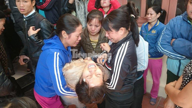 Người thân khóc ngất bên thi thể nạn nhân vụ thảm sát