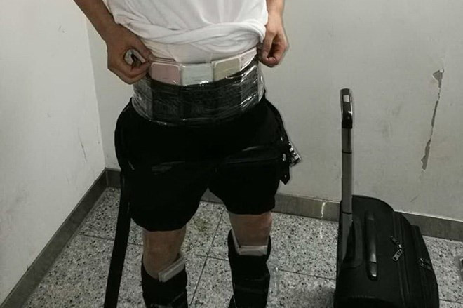 Một trong những đối tượng buôn lậu iPhone. Nguồn: Nhân dân Nhật báo.