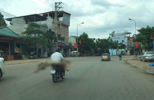 Hình ảnh người đàn ông chở thi thể cuốn trong chiếc chiếu lan truyền trên mạng xã hội.