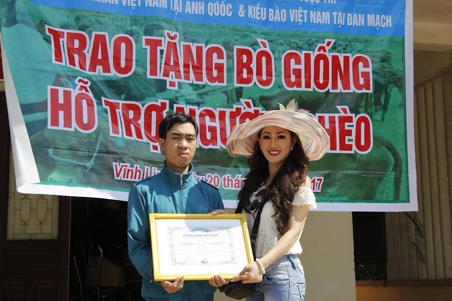 Hoa hậu người Việt tại Đan Mạch tặng bò giống cho nông dân