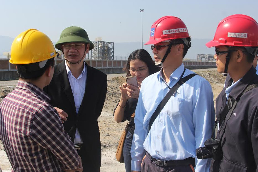 Lực lượng chức năng tỉnh Hà Tĩnh kiểm tra thực tế hệ thống xả thải tại Formosa sáng 20/2 để làm rõ thông tin trên mạng xã hội trong những ngày qua. 