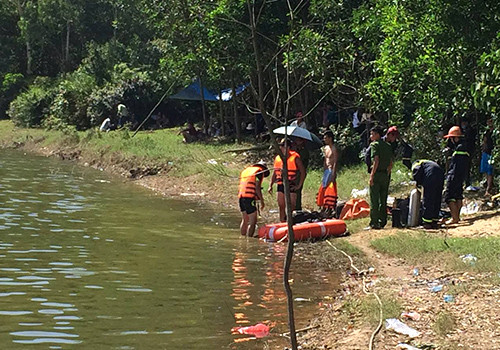 Lực lượng cứu nạn tìm thấy thi thể nạn nhân vào chiều cùng ngày. Ảnh: H.N.