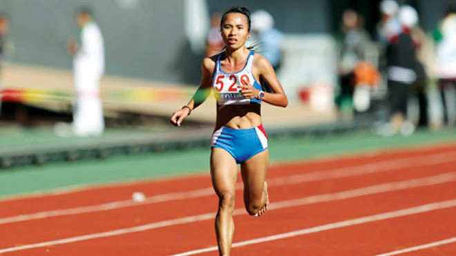 Phạm Thị Bình trên đường về đích với đôi chân trần ở nội dung marathon tại SEA Games 27. ảnh: VSI