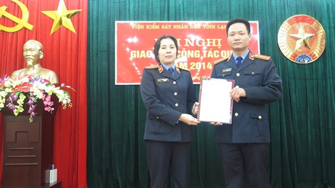  Khen thưởng kiểm sát viên vụ 3 công an trấn gái mại dâm