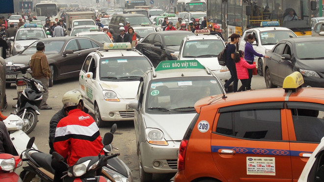 Taxi “bịt kín” đường Giải Phóng đoạn trước cổng BV Bạch Mai sáng 17/3. Ảnh: Anh Trọng