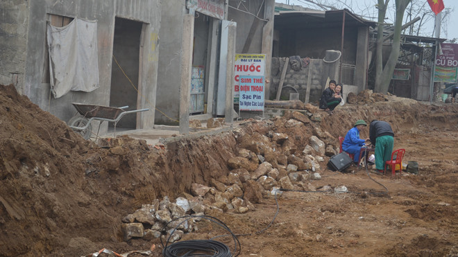 Thi công đang dở, nhà dân đóng cửa ngồi chờ. Ảnh: V.H