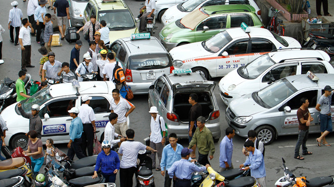 Chờ và giành được khách là nghệ thuật của tài taxi. Ảnh: Ngọc Châu