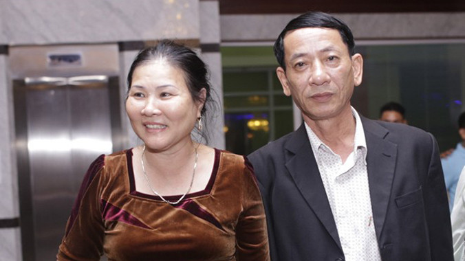 Bà Tuệ và bố dượng Công Vinh háo hức chờ hôn lễ của con.