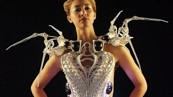 Chiếc váy Spider Dress có thiết kế đặc biệt giúp người dùng tự vệ khi bị người khác tiếp cận và gây lo lắng.