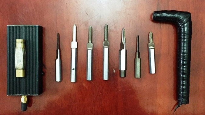 Bộ đồ nghề Hiếu dùng để bẻ khóa cổ xe và phá sóng định vị.