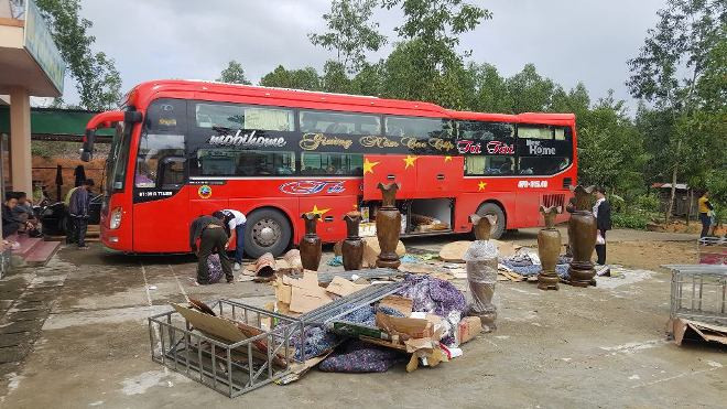 Thu giữ gỗ quý chở lậu từ xe giường nằm. Ảnh: T. Bình