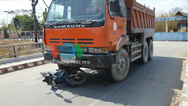 Hiện trường vụ tai nạn khiến cả nhà bị xe ben cuốn vào gầm.