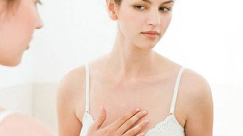 Em lo lắng vì cô ấy ngực quá nhỏ, sợ ảnh hưởng tới chuyện quan hệ tình dục và có con sau này (Ảnh minh họa).