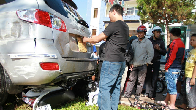Lái xe chỉ lo che biển số sau khi gây tai nạn.