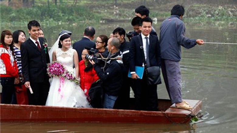 Cô dâu 'đu' dây qua sông về nhà chồng ở Hà Nội