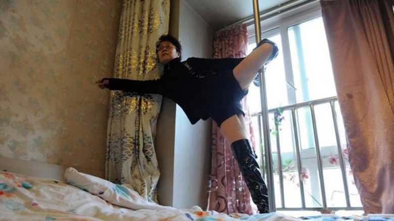 Cụ bà 68 tuổi mê... múa cột