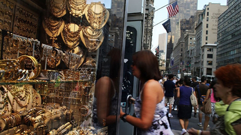 Giá vàng xuống thấp do số liệu khởi sắc từ Mỹ. Ảnh: Business Week.