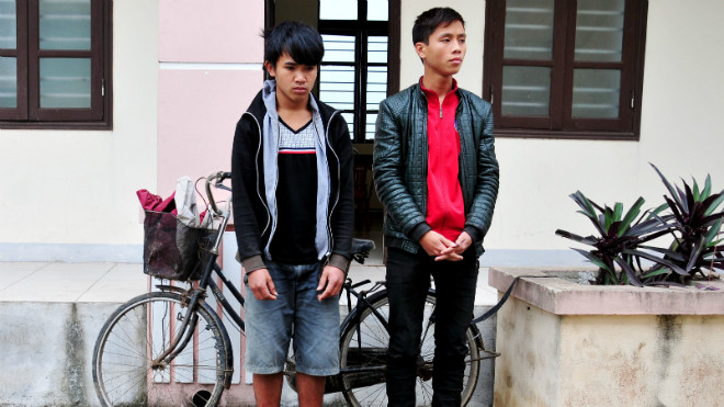 Hai đối tượng tại cơ quan điều tra. Ảnh: Cẩm Kỳ.