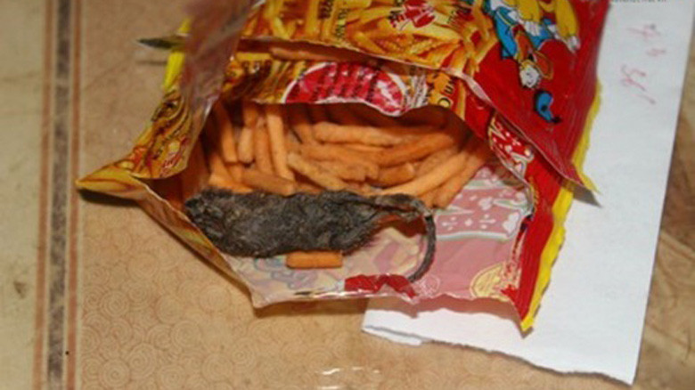 Kinh hãi nơi sản xuất bim bim có chuột chết khô