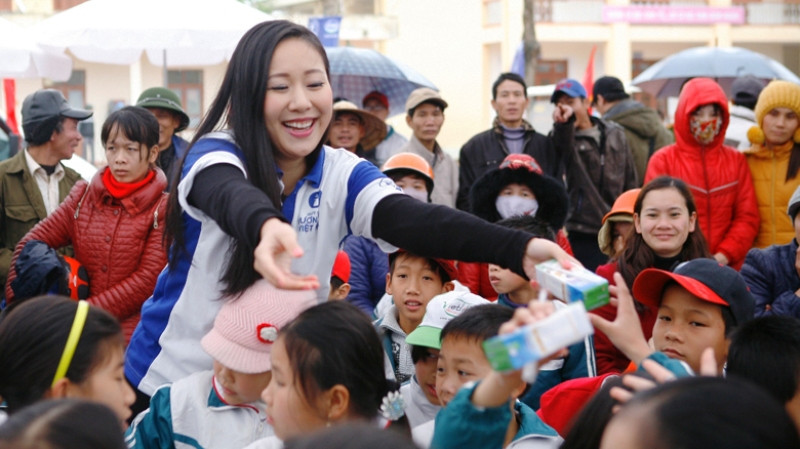 Buổi lễ trao sữa trở nên sôi động bởi sự xuất hiện của Hoa hậu thế giới người Việt Ngô Phương Lan.