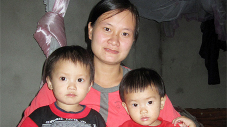 Cô bé 'Ôsin' nhận nuôi bé trai mắc bệnh u máu quái ác