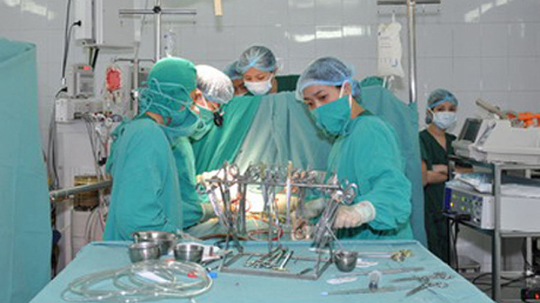 Một ca phẫu thuật cho bệnh nhân bị phồng động mạch nguy hiểm.