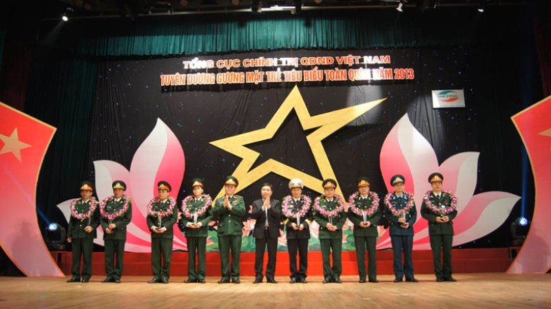 Trung tướng Nguyễn Trọng Nghĩa và Bí thư T.Ư Đoàn Nguyễn Mạnh Dũng trao biểu trưng và tặng hoa cho 10 gương mặt trẻ tiêu biểu toàn quân. Ảnh: Nguyễn Minh.