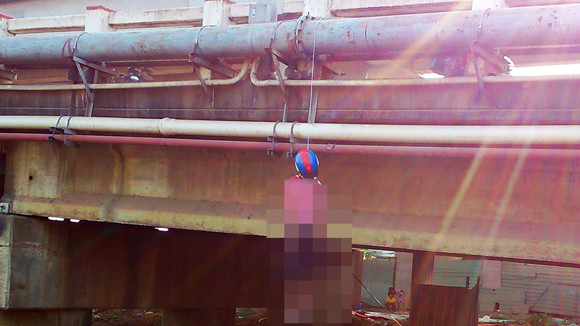 Xác nam giới treo lơ lừng trên thành cầu Hóa An.