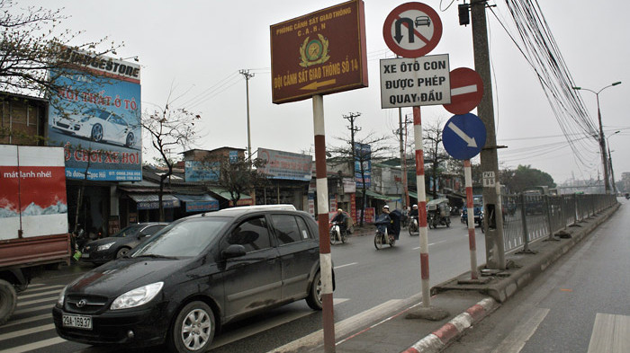 Những biển báo giao thông kỳ quặc ở Hà Nội