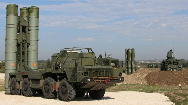Hệ thống tên lửa phòng không S-400 Triumph.