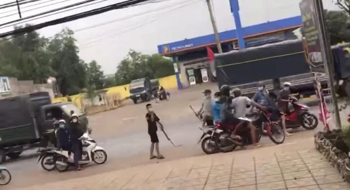 Hai nhóm học sinh cầm hung khí hỗn chiến trên đường.