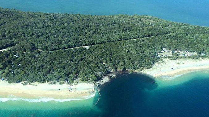 Hố tử thần có chiều dài hơn 150m, rộng 50m và sâu chừng 5m. Ảnh: AAP.