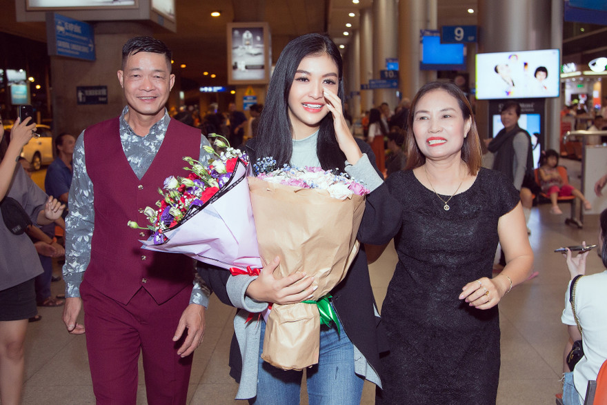 Kiều Loan bật khóc nức nở giữa sân bay khi nhận món quà ý nghĩa từ fan