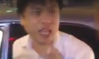 Người đàn ông điều khiển chiếc xe ô tô gây tai nạn. Ảnh cắt từ video.