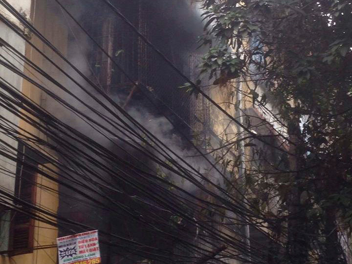 Giải cứu cụ ông trong căn nhà cháy ở phố Chùa Bộc 