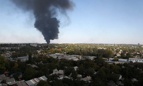Khói bốc lên tại khu vực sân bay Donetsk. (Nguồn: The Guardian)