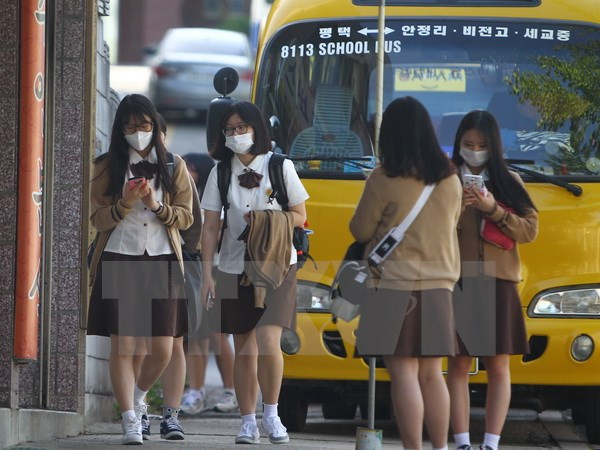 Đeo khẩu trang phòng ngừa virus MERS tại Pyeongtaek ngày 3/6. (Nguồn: THX/TTXVN)