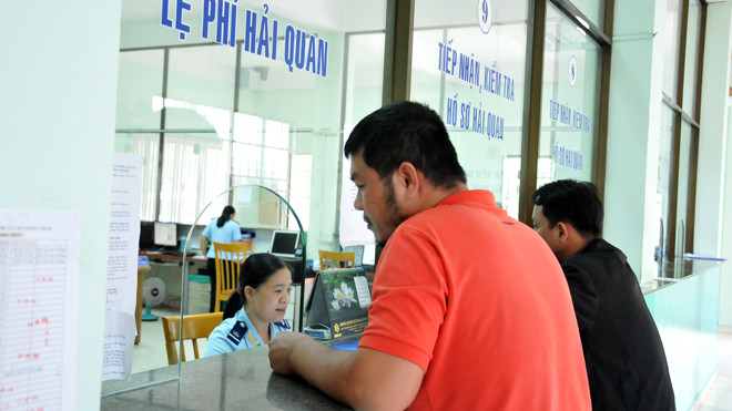 Doanh nghiệp làm thủ tục nộp phí hải quan. Ảnh: Tuấn Nguyễn