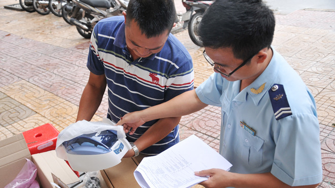 Cán bộ hải quan kiểm tra hàng hóa xuất nhập khẩu. Ảnh: Tuấn Nguyễn