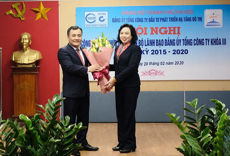  Phó Bí thư Thường trực Thành ủy Hà Nội Ngô Thị Thanh Hằng trao quyết định cho đồng chí Giang Quốc Trung. 