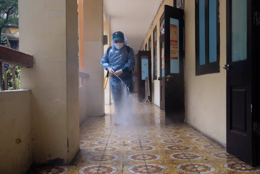 Phun khử khuẩn tại trường Tiểu học Tràng An