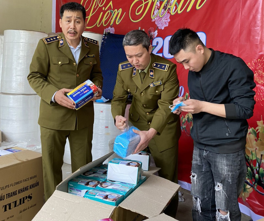 Cục QLTT Hà Nội đang kiểm tra các lô hàng chuẩn bị xuất xưởng