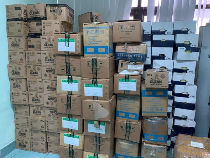 Số lượng khẩu trang, nước rửa tay không rõ nguồn gốc bị lực lượng chức năng phát hiện. 