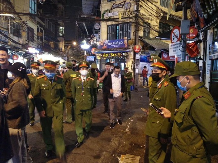 Phố cổ tạm dừng thí điểm kinh doanh đến 2h sáng phòng dịch