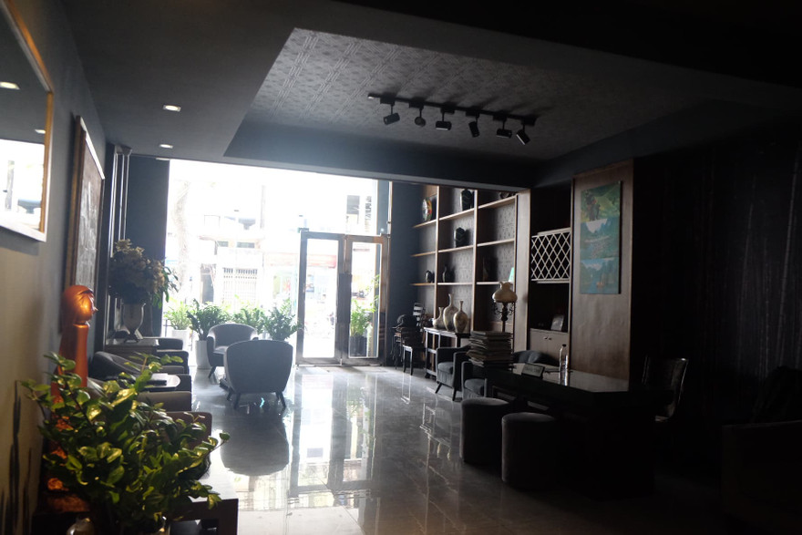 Khách sạn phố cổ đóng cửa vì không trả nổi chi phí 