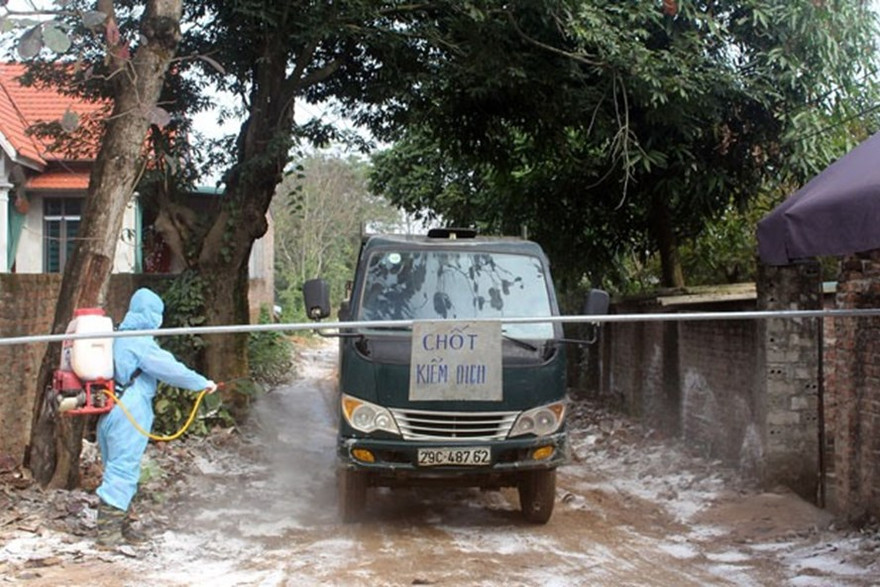  Huyện Chương Mỹ đã lập chốt kiểm dịch cúm gia cầm tại xã Phú Nghĩa. Ảnh: LĐ