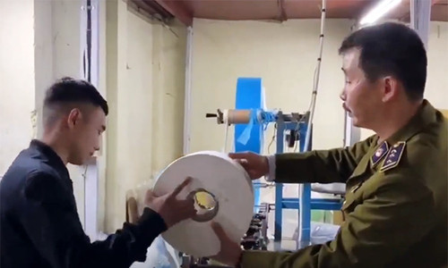 Đề nghị xử lý hình sự doanh nghiệp sản xuất khẩu trang từ giấy vệ sinh