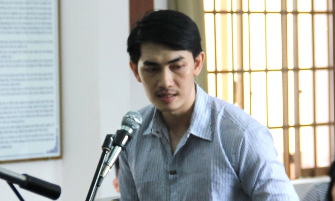 Phạm Châu Tony sáng nay ra tòa chỉ với hành vi duy nhất là “cướp 2 điện thoại di động trị giá 410 ngàn đồng”.Ảnh T.Châu