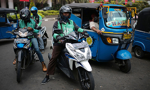 Go-Jek là hãng dịch vụ vận tải theo yêu cầu hàng đầu ở Indonesia. Ảnh: Bloomberg